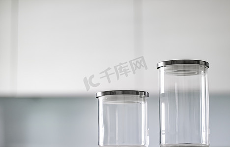 玻璃瓶装饰摄影照片_用于食品储藏室储存的空玻璃瓶