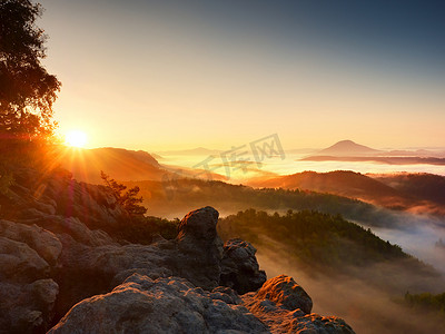 美丽的秋季风景，山景，晨雾