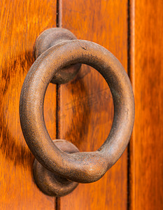 带有装饰形状的黄铜门环的门，漂亮的房子入口
