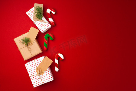 红色背景中的圣诞礼物和姜饼