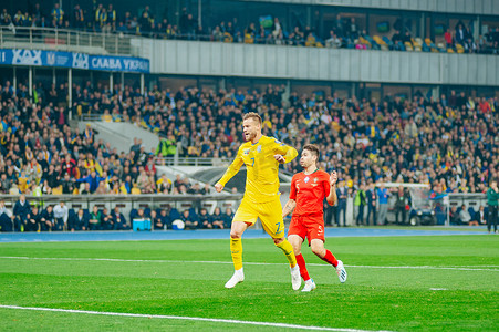 2020 年欧洲杯预选赛乌克兰队对阵葡萄牙队在奥林匹克体育场举行的足球比赛