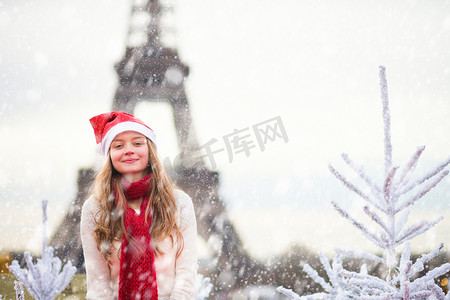 埃菲尔铁塔附近戴着圣诞老人帽子的女孩