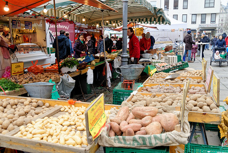 德国下萨克森州不伦瑞克，2018年1月27日：老城集市广场的蔬菜和土豆销售摊，社论