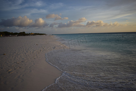 日落真实摄影照片_阿鲁巴岛白色海滩上美丽的金色日落和碧绿的海水 — 加勒比日落 — 真实的色彩，没有滤镜