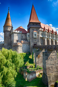 科维内什蒂城堡也被称为匈雅德城堡，是罗马尼亚胡内多阿拉（特兰西瓦尼亚）的一座哥特式文艺复兴时期城堡。