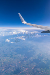 高空飞行在云层之上的飞机机翼的视图