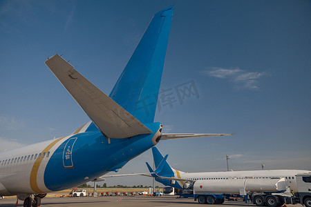 两架现代大飞机在机场有蓝天在背景中