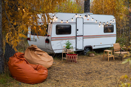 休闲车摄影照片_在乡下露营或移动房屋。