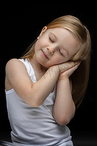 汗衫摄影照片_漂亮的孩子在照相馆里感到困倦和微笑
