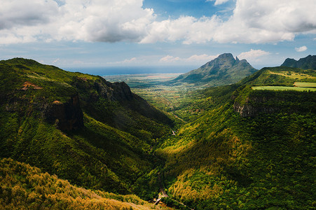 毛里求斯岛上峡谷的山景，毛里求斯丛林的绿山