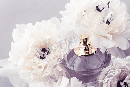 紫罗兰香水瓶作为牡丹花、香水广告和美容品牌背景下的豪华香水产品