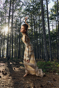 森林里的浪漫女人清新空气裙子树上跳舞