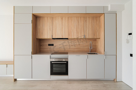 空荡荡的翻新公寓内的现代简约厨房。