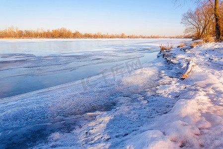 第聂伯河上的冰水和冰