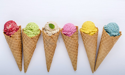 锥形蓝莓、草莓、冰激凌中的各种冰淇淋口味