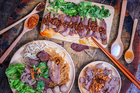 泰式食品面条汤用木头背景上的牛肉
