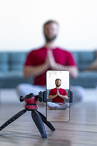 垂直照片 - 在智能手机上直播 - 在线瑜伽课。