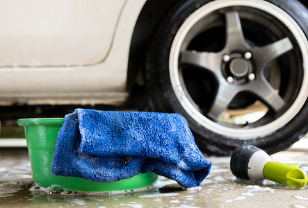 洗车布和泡泡来清洁汽车