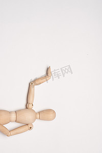 木制人体模型玩具物体构成设计浅色背景