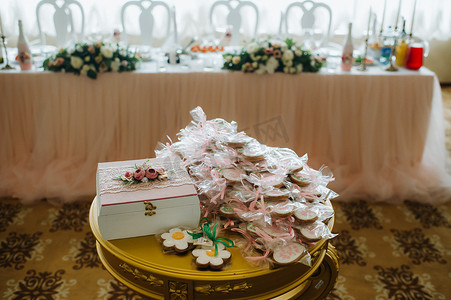 盒装牛角包摄影照片_为参加婚礼的宾客准备的盒装礼物