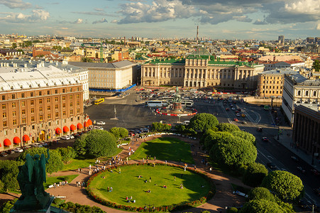 从圣以撒大教堂的顶部可以看到圣彼得堡的全景以及古老的历史街道和建筑。