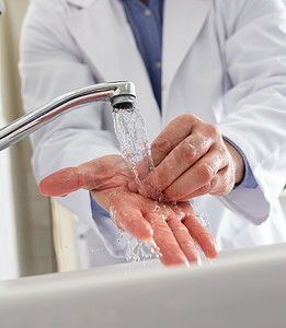 医生上班前洗手