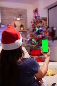 手持绿屏的女性模拟带有独立显示屏的色度键智能手机