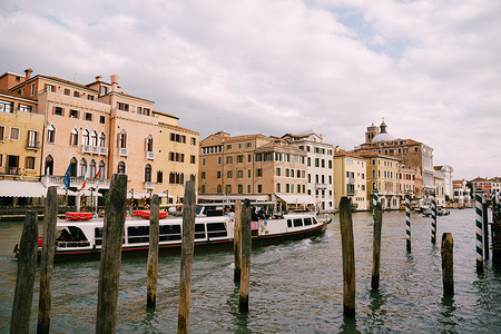 Vaporetto - 河上电车，穿梭船，威尼斯岛屿部分的主要交通工具。