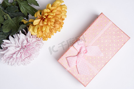 粉色礼盒鲜花花束节日光背景