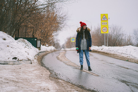 积雪融化摄影照片_积雪融化的泥泞道路令人沮丧。