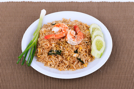 白盘和白色背景上的虾和蔬菜炒饭，泰国菜