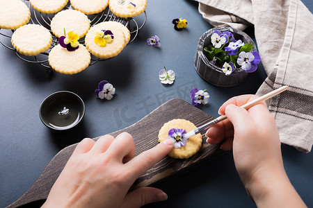 自制脆饼饼干与可食用的花朵