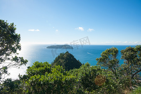 从科罗曼德尔半岛 Tairua 的山丘海滩欣赏海景，