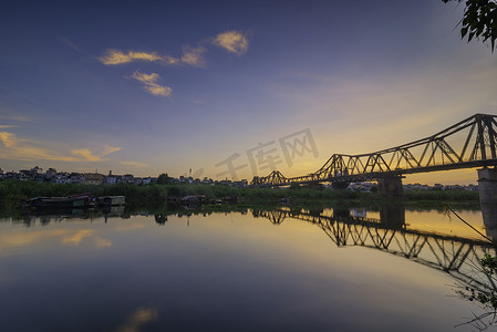 大桥是第一座横跨红河的钢桥，由法国人（1898-1902）建造，以印度支那总督保罗·多默（Paul Dormer）的名字命名为多默（Dormer）
