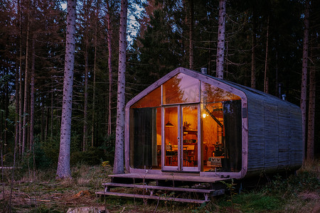 荷兰秋季森林中的木屋，离网的小木屋，五颜六色的黄红秋树环绕的木屋