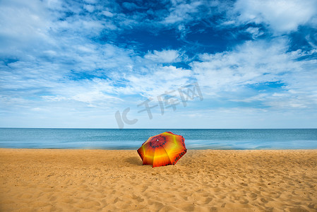 金色沙滩上的伞