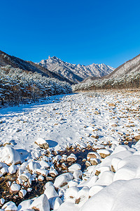 韩国冬天的雪岳山被白雪覆盖。