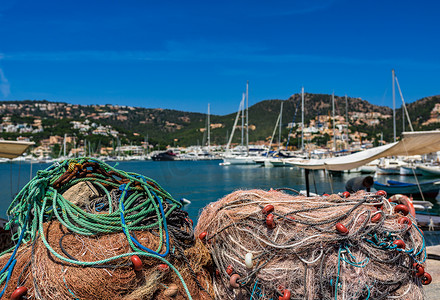 西班牙地中海岛马略卡岛安德拉特克斯港港口的渔网堆