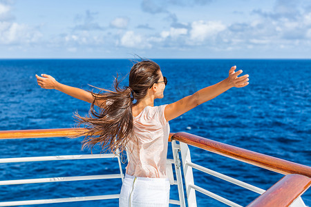 游轮度假女人享受在海上玩乐的旅行假期。