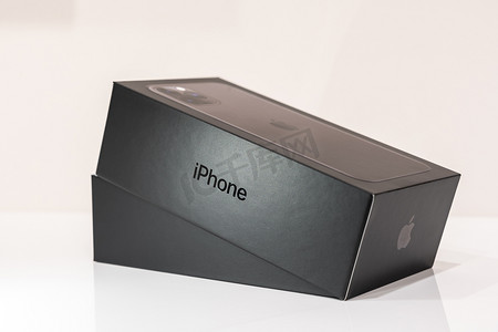 白色箱摄影照片_俄罗斯莫斯科 — 2019年9月24日：Apple iphone 11 pro黑匣子特写，白色背景拆箱