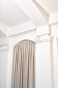 带白墙的经典风格房屋的优雅内部细节