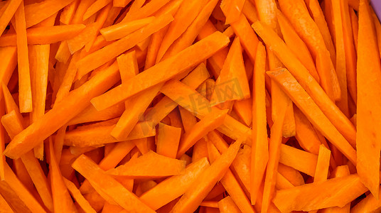 橙色胡萝卜粗切碎。
