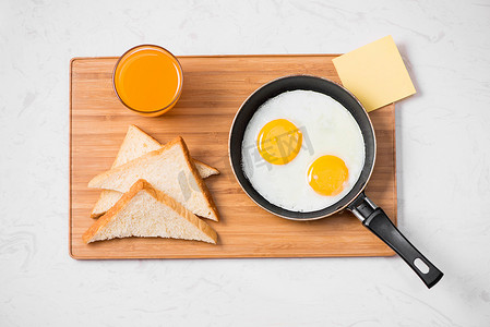 传统早餐，盘子里有煎蛋