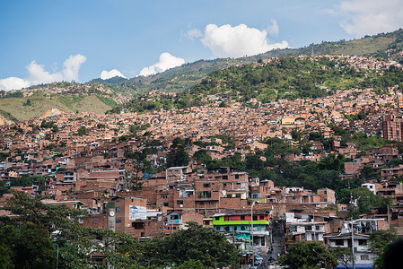 哥伦比亚麦德林的贫困社区，拥有许多房屋和蓝天