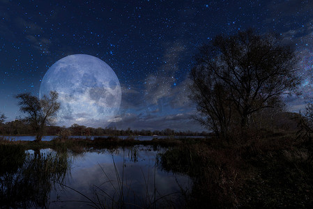 第聂伯河上空的月亮