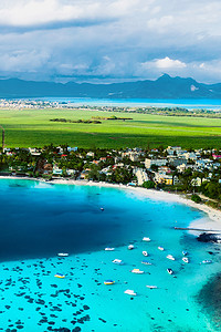 蓝色航摄影照片_毛里求斯岛东海岸航拍图。