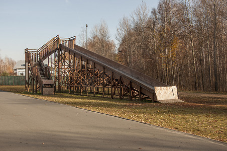 大型滑梯摄影照片_用于雪橇的大型木制滑梯。