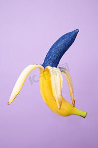 剥香蕉摄影照片_用闪闪发光的蓝色油漆盖的被剥皮的香蕉