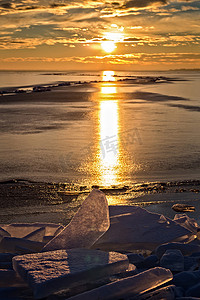 日落时，巴拉顿湖上有很多冰块相互重叠