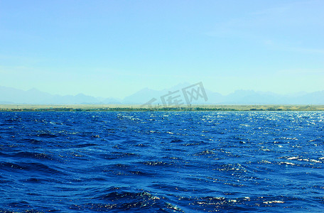 海蓝色背景摄影照片_海蓝色的水